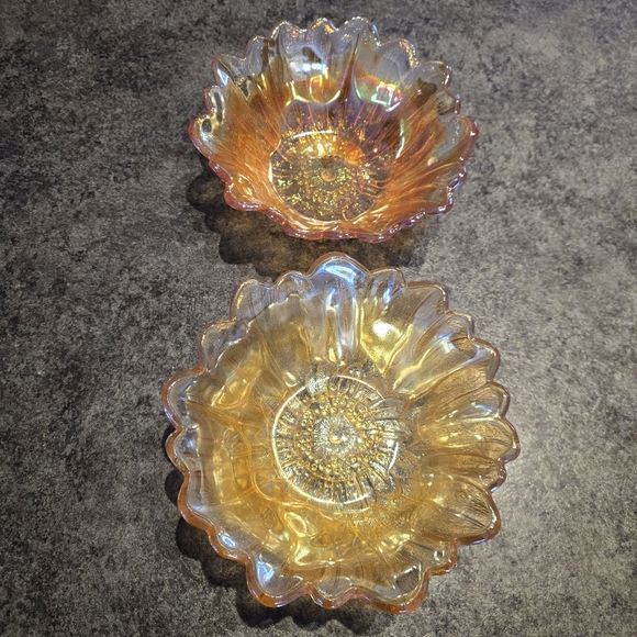 Set of two vintage Indiana Glass "Sunflower" Carnival Glass bowls - Picture 7 of 11
